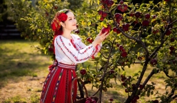 Lãnh sự danh dự Lý Nhã Kỳ khoe vẻ đẹp vạn người mê trong trang phục truyền thống của Romania